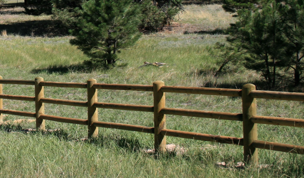 Деревянный забор из жердей