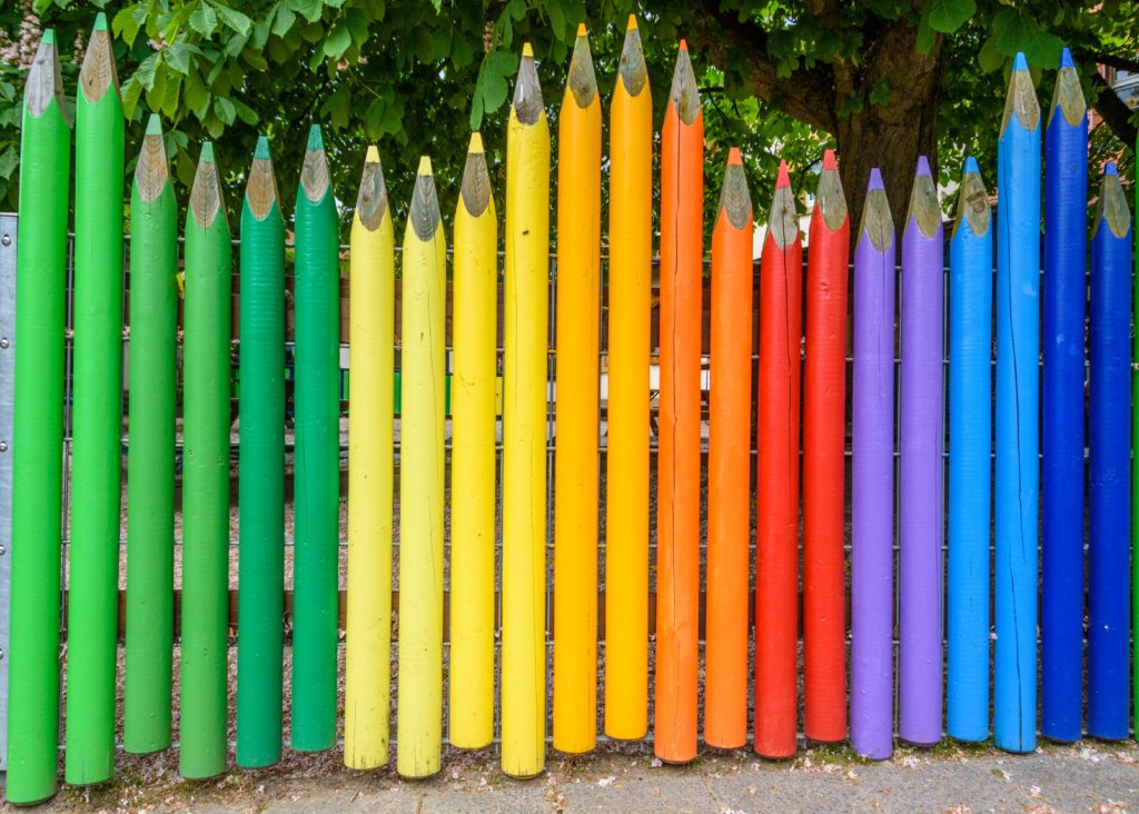 Деревянный забор карандаши