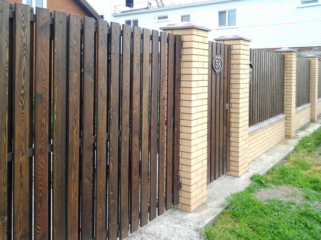 Коричневый деревянный забор